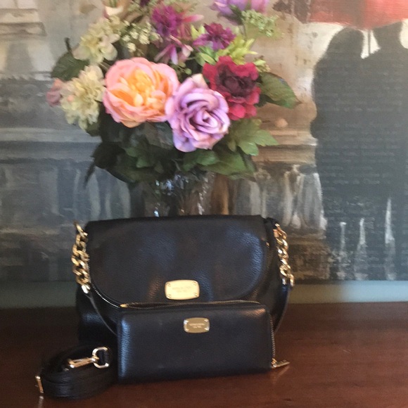 Michael Kors shoulder bag/wallet gently used/clean - Picture 8 of 8